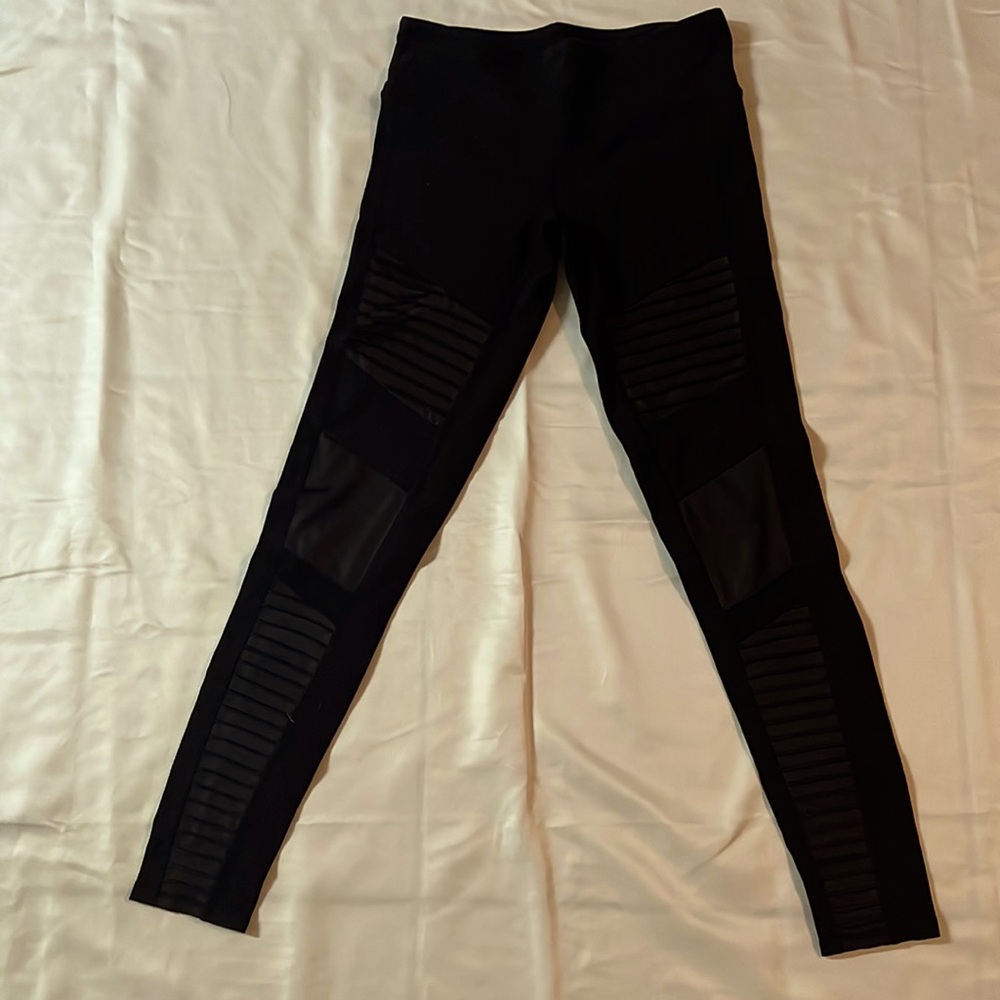 Alo Yoga Black leggings! Size Small.